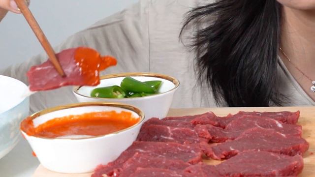육회비빔밥과 육사시미 먹방~!! 당일 도축한 최고급 투뿔한우입니다. смотреть онлайн