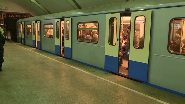 81-760/761 "Ока" на станции Коньково. Калужско-Рижская линия метро. 8 февраля 2024г. смотреть онлайн