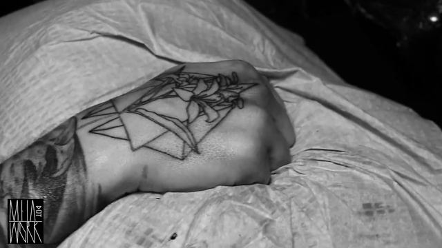LINEWORK TATTOO TECHNIQUES | REAL TIME | BLACKWORK FLOWER GEOMETRIC by M E I A | NYC смотреть онлайн