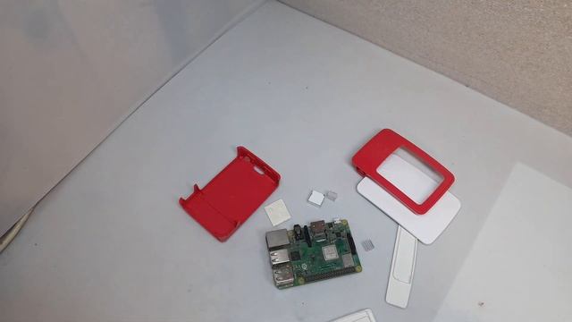 Взгляд дилетанта на Расбери Пи 3 Б+ (Raspberry Pi 3 B+) Пихаем в корпус и смотрим работает или нет смотреть онлайн