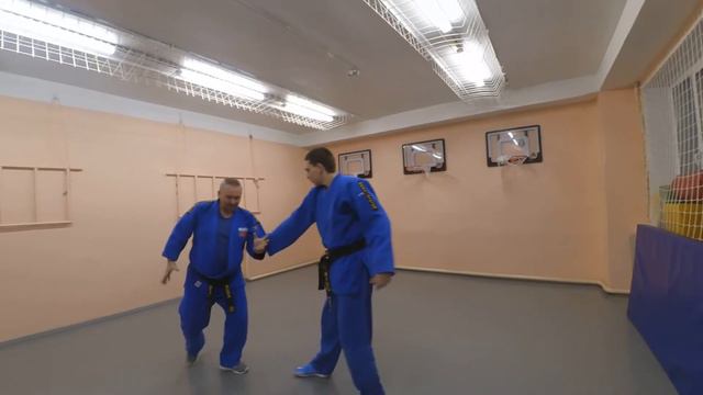 Прием болевой на локоть от разноименного захвата за руку смотреть онлайн