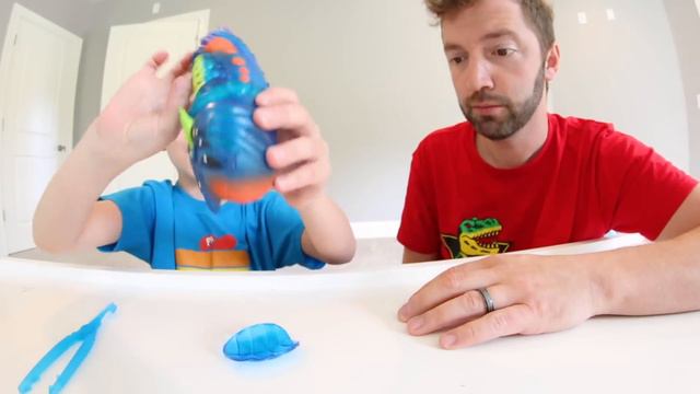 Father & Son DISSECT GROSS ALIEN WORM !? / Treasure Inside!? смотреть онлайн