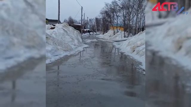 В пригороде Южно-Сахалинска детей носят на руках - улицу Памятную затопили талые воды смотреть онлайн