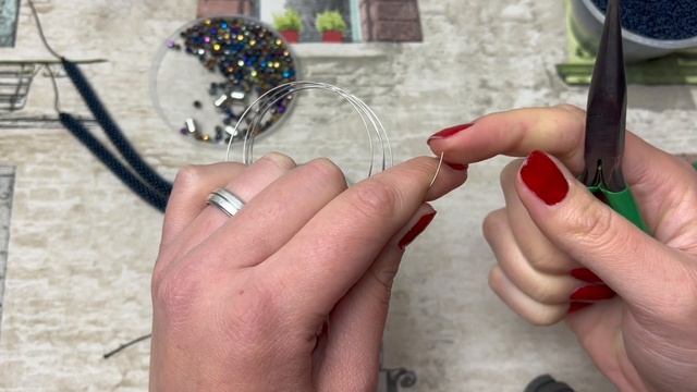 МК: Браслет из бисера на мемори проволоке смотреть онлайн