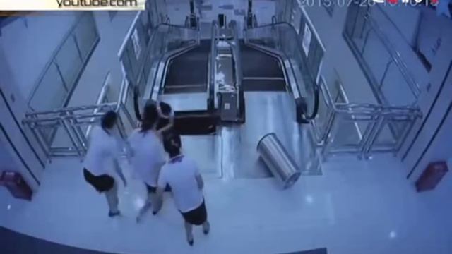 Женщину затянуло в эскалатор смотреть онлайн