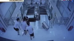 Женщину затянуло в эскалатор