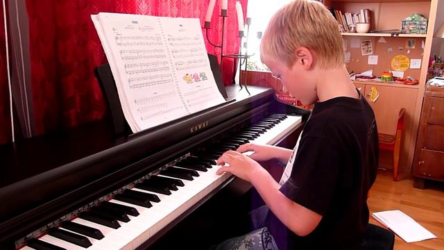 Саша играет на пианино "Лошадку" смотреть онлайн