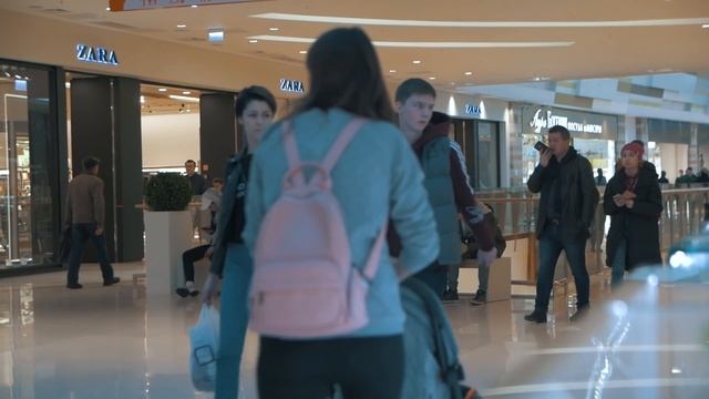 Девушка пристает к парням! ПРАНК. Реакция парней на подкат от девушки. смотреть онлайн