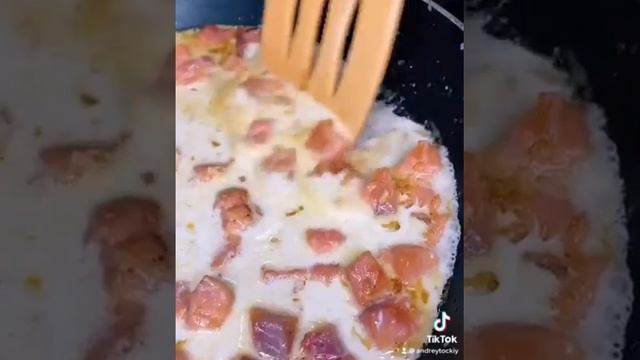 Готовим пасту с форелью и сливочным соусом#Shorts смотреть онлайн