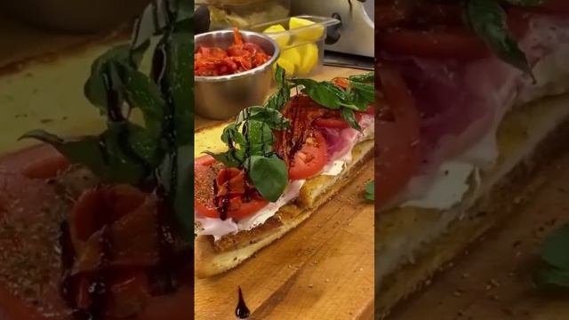 Сенгвич с курицей и хамоном в хрустящей булочке смотреть онлайн