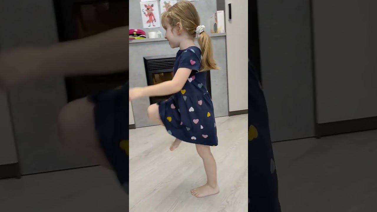 Катя - Я шагаю по дороге и конфету ем