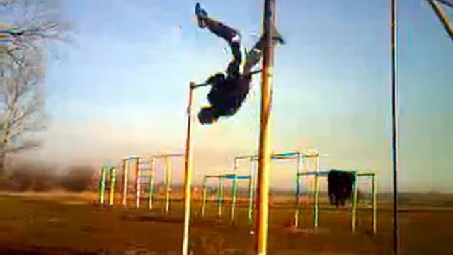 на 2 крестом, пёрышко, луна в обратку и на локтях.mp4 смотреть онлайн