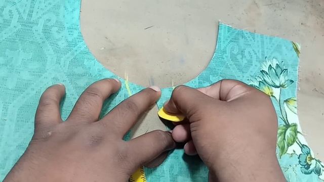 Latest Neck Design Of Leaves Or Petals In Round Neck Cutting and Stitching Trendy Summer Neck Desig смотреть онлайн