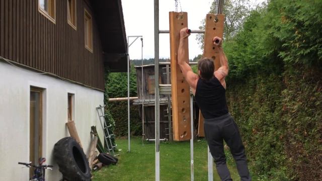 50 Years old Farmer Karl at his freehanging Pegboard смотреть онлайн
