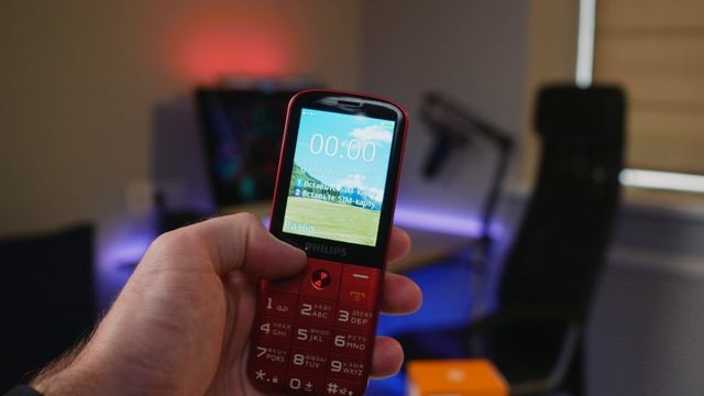 Каким должен быть телефон для пожилых людей на примере Philips Xenium E227