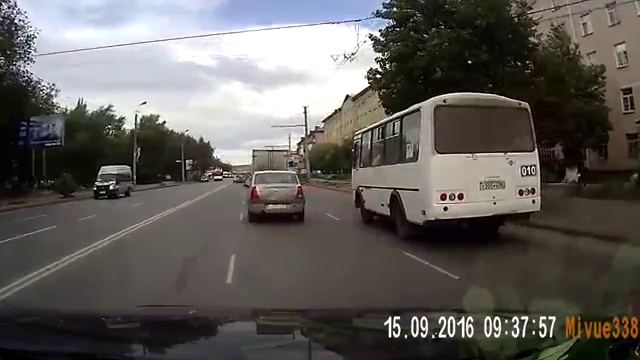 Профессионализм водителя помог избежать столкновения смотреть онлайн