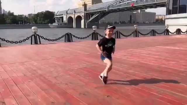 Оцените в комментариях старания танцора, хореографа и оператора от 1 до 10😉 смотреть онлайн