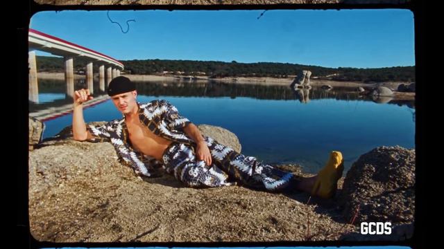 La campaña de GCDS SS22 con Arón Piper en Madrid смотреть онлайн