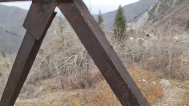 Обратный спуск со смотровой вышки возле автостоянки недалеко от озера Ессик 29 октября 2023 года. смотреть онлайн