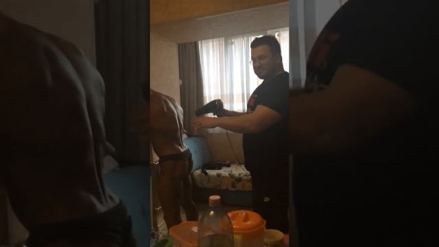 Дмитрий Дудушкин сушит спортсмена феном смотреть онлайн