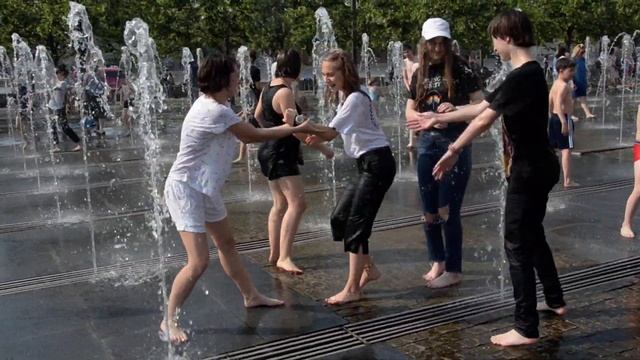 Девушки, лето и фонтан ! / Girls, summer and fountain ! смотреть онлайн