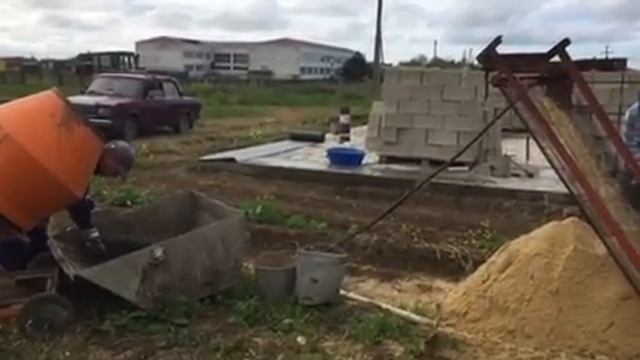 Первый ряд блоков. Гидроизоляция