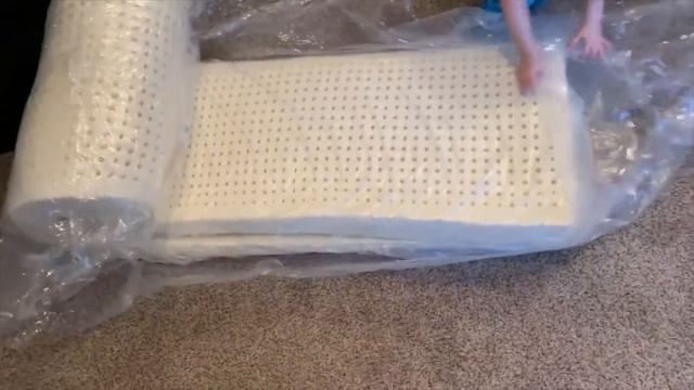 Sleep on Latex Mattress Topper: Unbox & Real Usage Impressions смотреть онлайн
