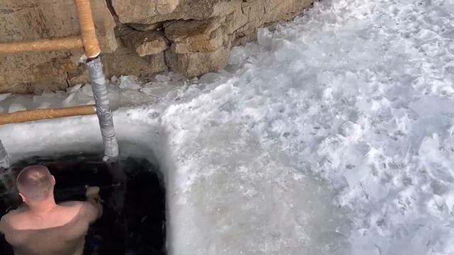 Прорубь - лучшая аптека. Моржевание в Челябинске смотреть онлайн