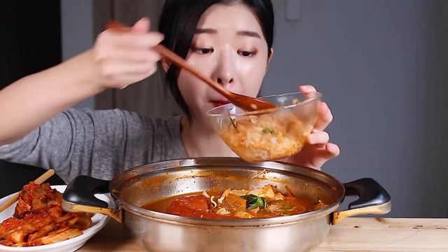 8가지 소세지넣고 킬바사부대찌개 리얼사운드먹방 / SPICY SAUSAGE STEW 8 KINDS OF SAUSAGES Mukbang Eating Show Mì Cay プデチゲ смотреть онлайн