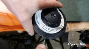 Два способа заправки лески в косильную катушку мотокосы STIHL FS 38.