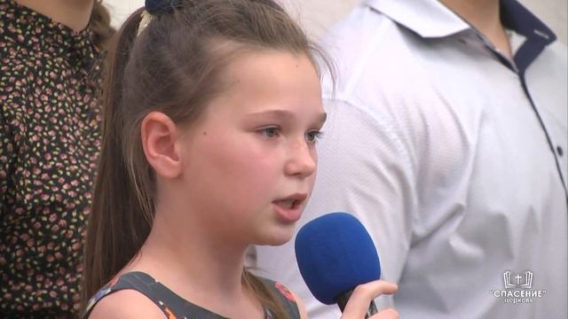 В одной небогатой, но доброй семье (Какого цвета небо?) / Стихотворение смотреть онлайн