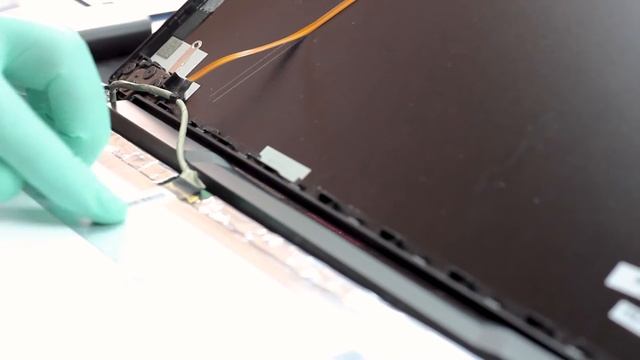 Replacing the display on MSI GE75 RAIDER laptop смотреть онлайн