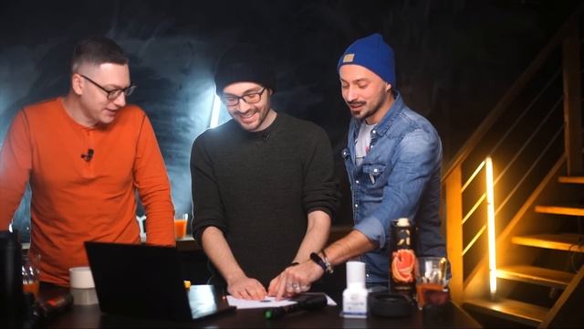 Бюджетная насадка на фонарь из подручных материалов l Со Славой Кастусиковым и Лешей Усовичем смотреть онлайн