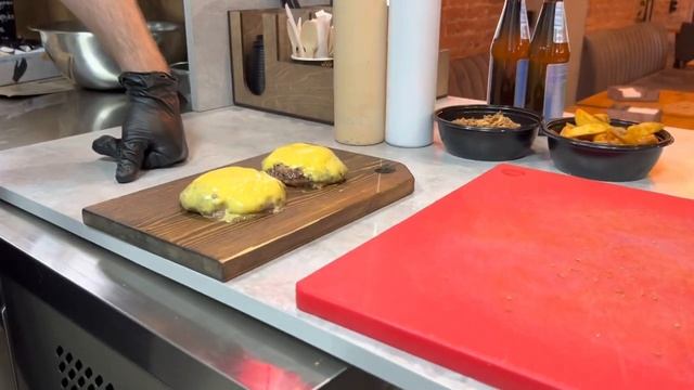 Кулинарное шоу Бургерной М&М. Лучший рецепт приготовления бургера смотреть онлайн