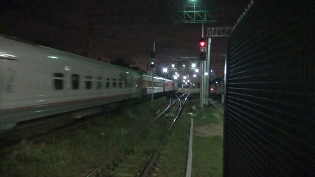 Электровоз ЭП20-060 с пассажирским поездом №007 Севастополь - Санкт-Петербург идёт по второму пути! смотреть онлайн