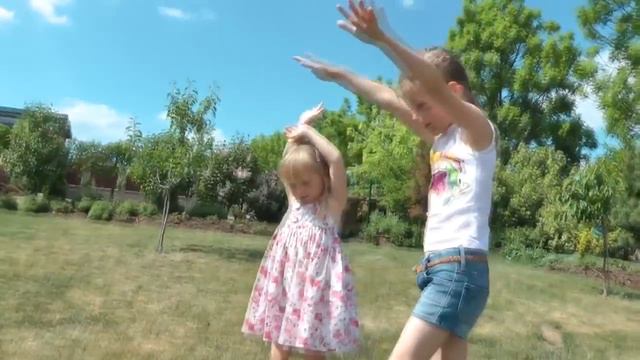 Мы с сестрой учимся делать тик так Мне 6 лет, ей 3 года смотреть онлайн