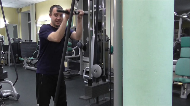 Трицепс на блоке, разгибание рук на верхнем блоке на трицепс, экструзия на верхнем блоке,