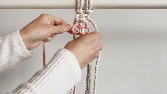HOW TO MAKE MAKE MULTI COLOUR SQUARE KNOTS | MACRAME PATTERN | EASY MACRAME FOR BEGINNERS смотреть онлайн