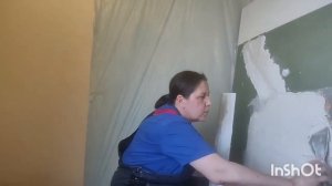 Как выровнять кривую стену под обои