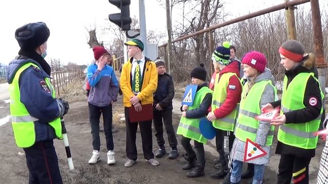 Акция по безопасности дорожного движения. Шагающий автобус смотреть онлайн