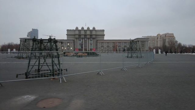 На площади Куйбышева начали устанавливать Новогоднюю инсталяцию смотреть онлайн