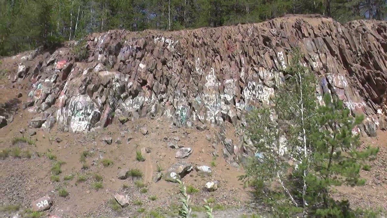 Трасса Новосибирск Ленинск-Кузнецкий. Разрисованная скала на трассе. Новосибирская область. смотреть онлайн
