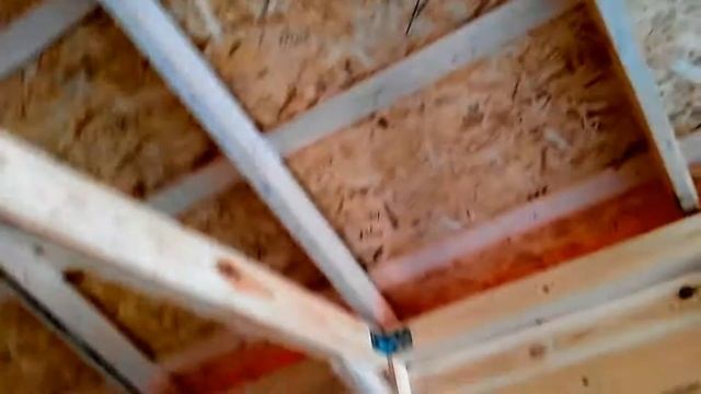 закрытый деревянный навес