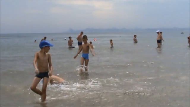 Море лето играем мячом в воде / Summer the sea we play a ball in the sea смотреть онлайн