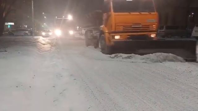 Бригады ГСТК круглосуточно чистят Благовещенск от снега смотреть онлайн