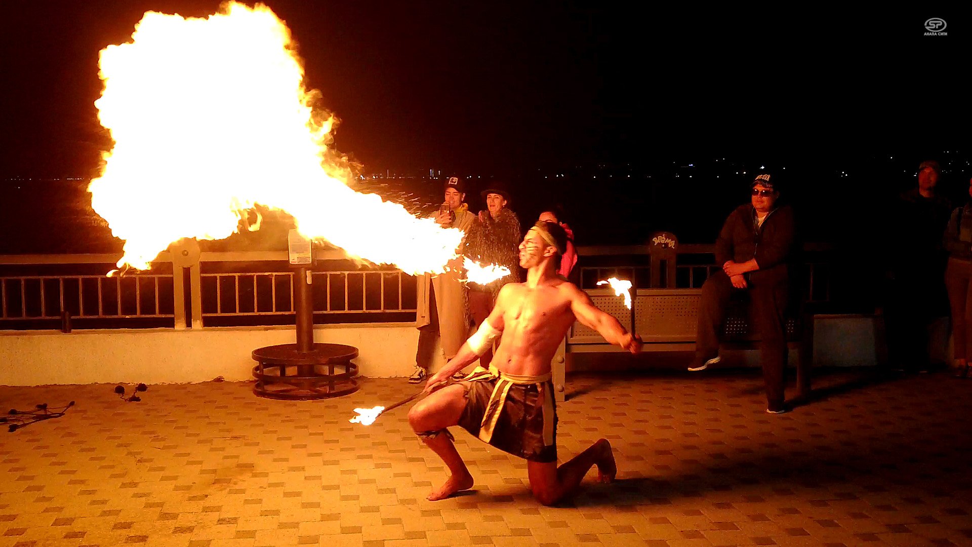 Вечерняя Анапа. Пожиратель огня и Огненное шоу на Набережной курорта смотреть онлайн