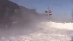 Поезд в Канаде пробивается сквозь снег