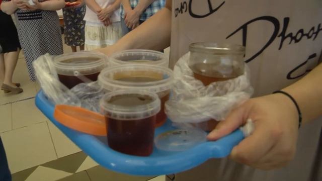 Освящение меда в праздник изнесения Честны́х Древ Животворящего Креста Господня . смотреть онлайн