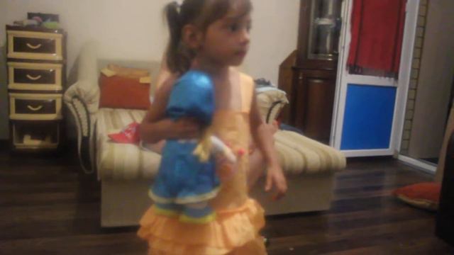 Домик танцует и поет "Улыбайся" смотреть онлайн