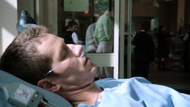 Генри сообщает Эмме, что ее отец Прекрасный Принц в больнице  1x03